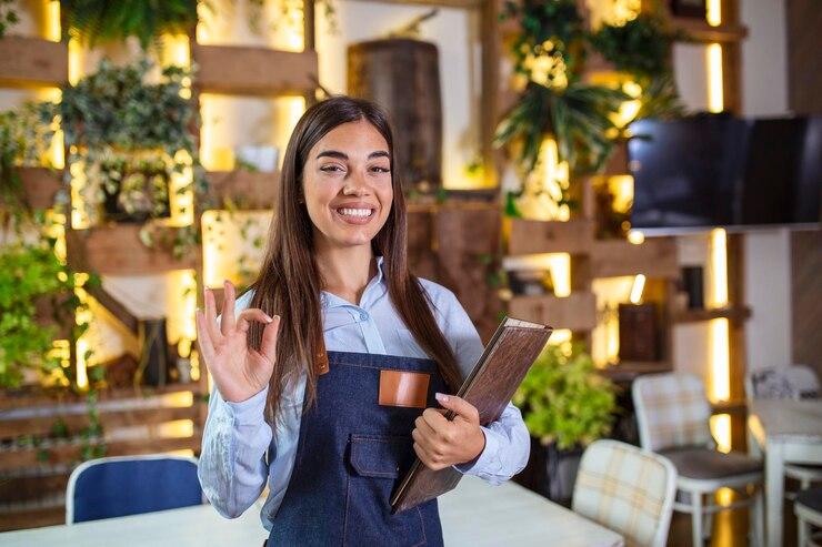 Como se destacar como recepcionista em um restaurante e encantar os clientes